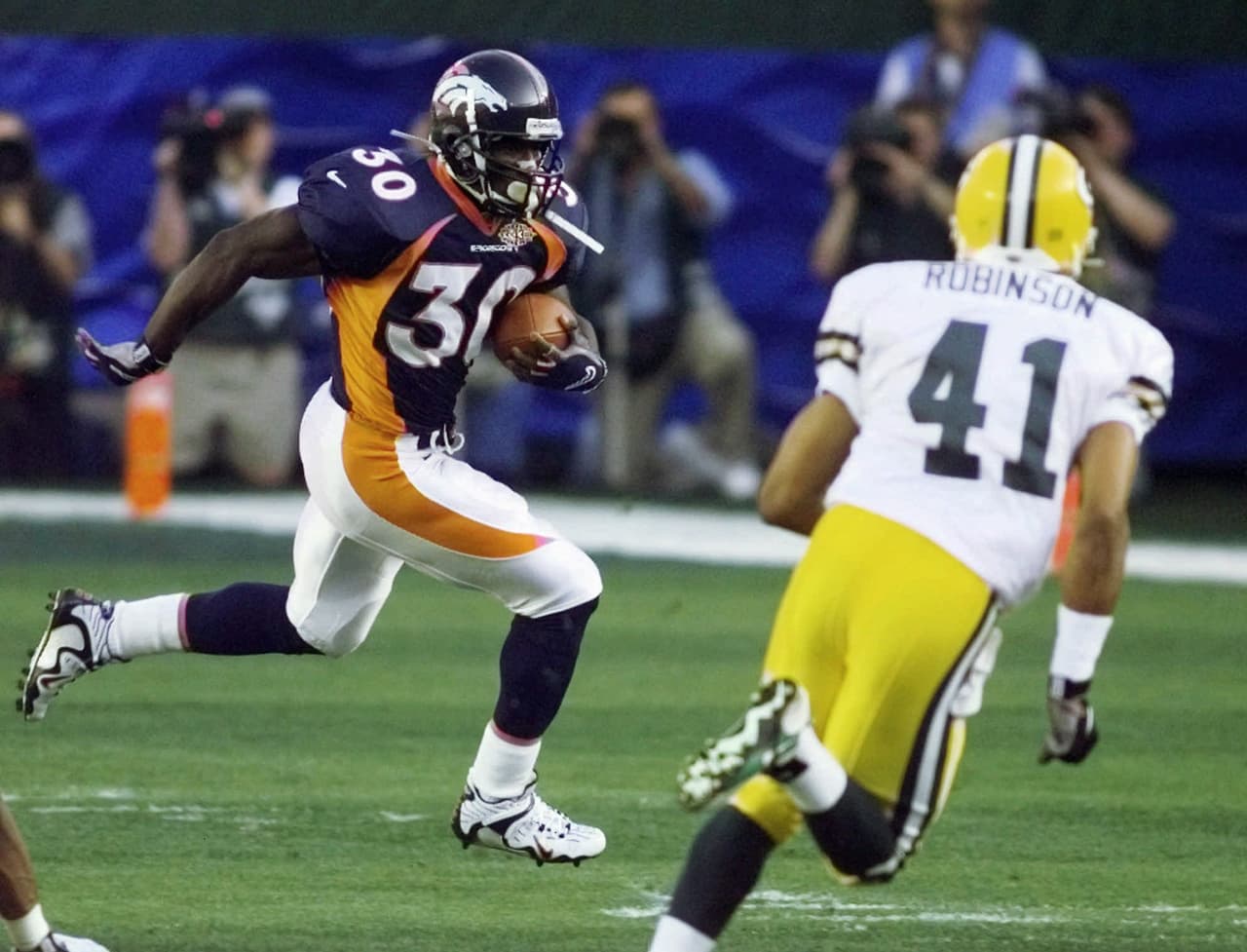 Super Bowl XXXII (Green Bay Packers 22-31 Denver Broncos) | Se llevó a cabo en Qualcomm Stadium en San Diego. MVP: Terrell Davis (RB Denver). Costo de comercial de 30 segundos: 1.3 milllones por NBC.