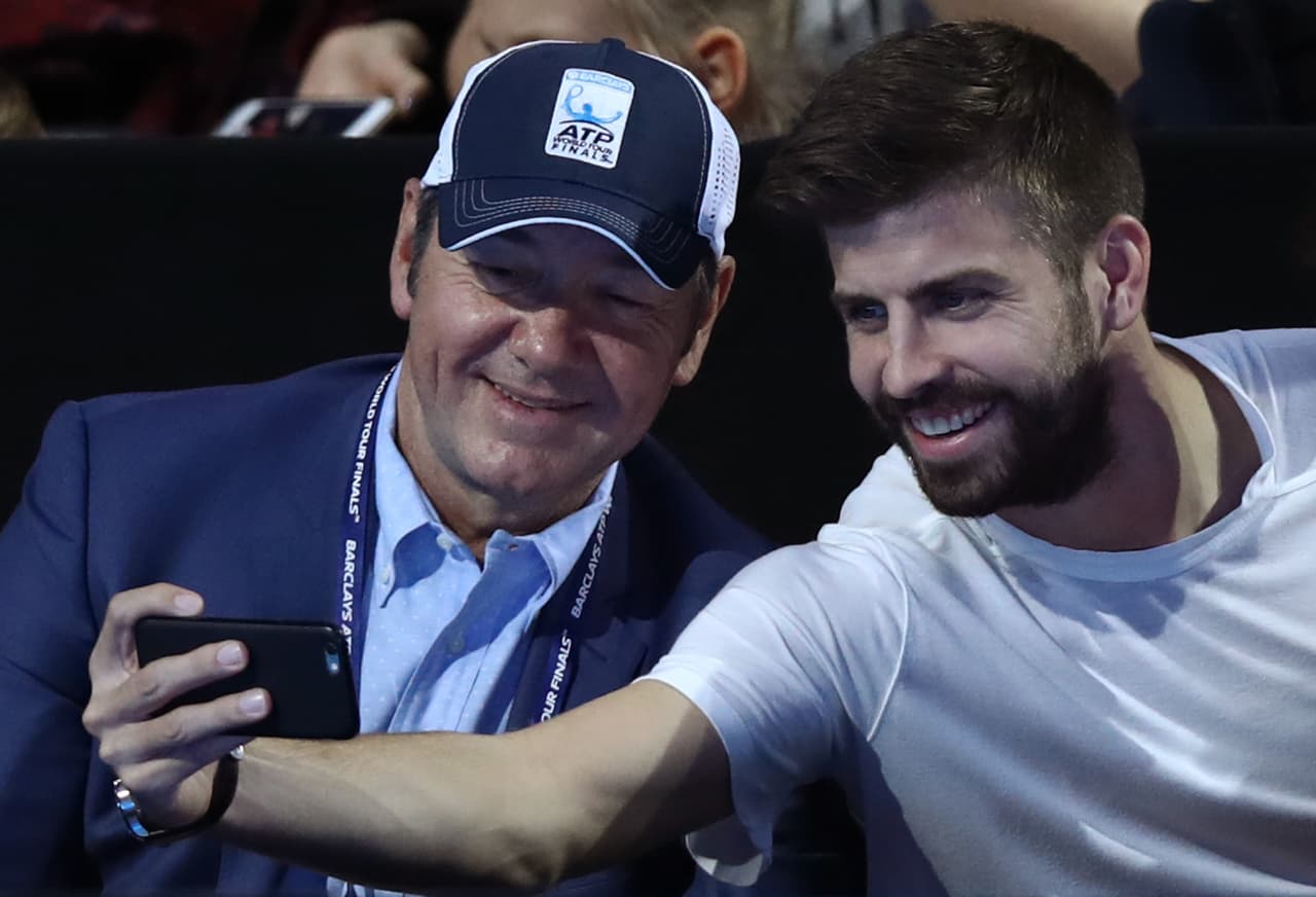 En el escenario también estuvieron otras celebridades como el futbolista español Gerard Piqué y el actor estadounidense Kevin Spacey.