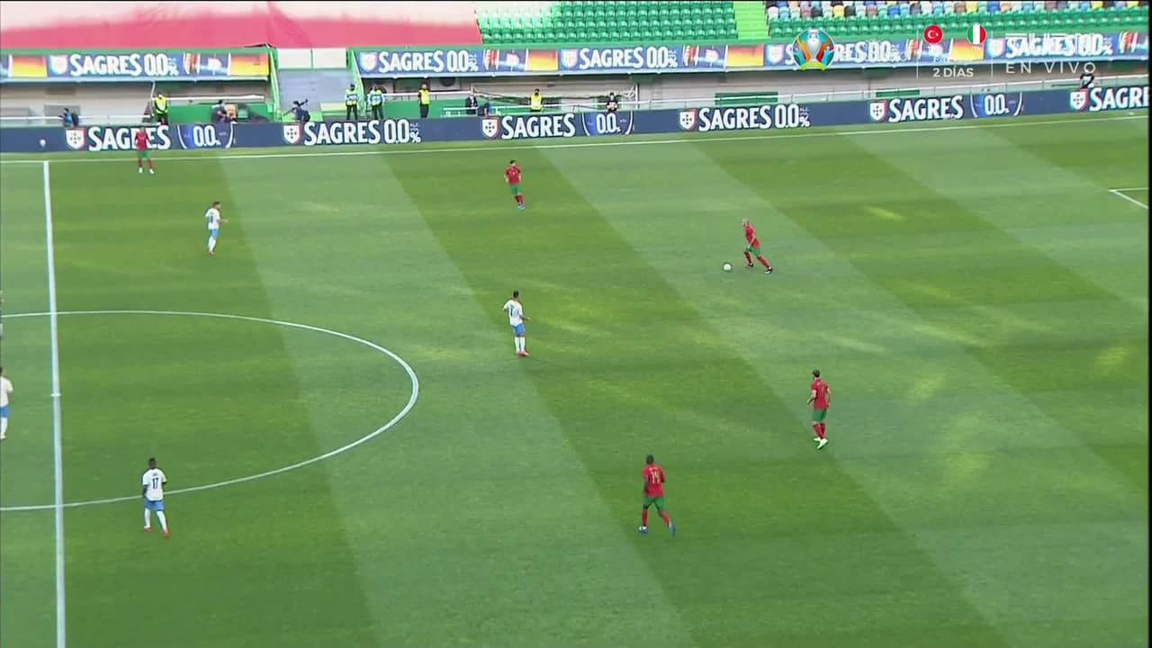 Arranca el partido y la pelota está en juego.