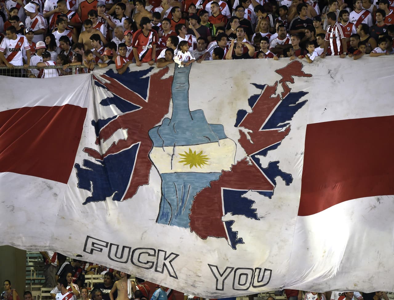 Los argentinos también aprovechan el fútbol para recordar el enfrentamiento con el Reino Unido por las Islas Malvinas (Falkland Islands, oficialmente).