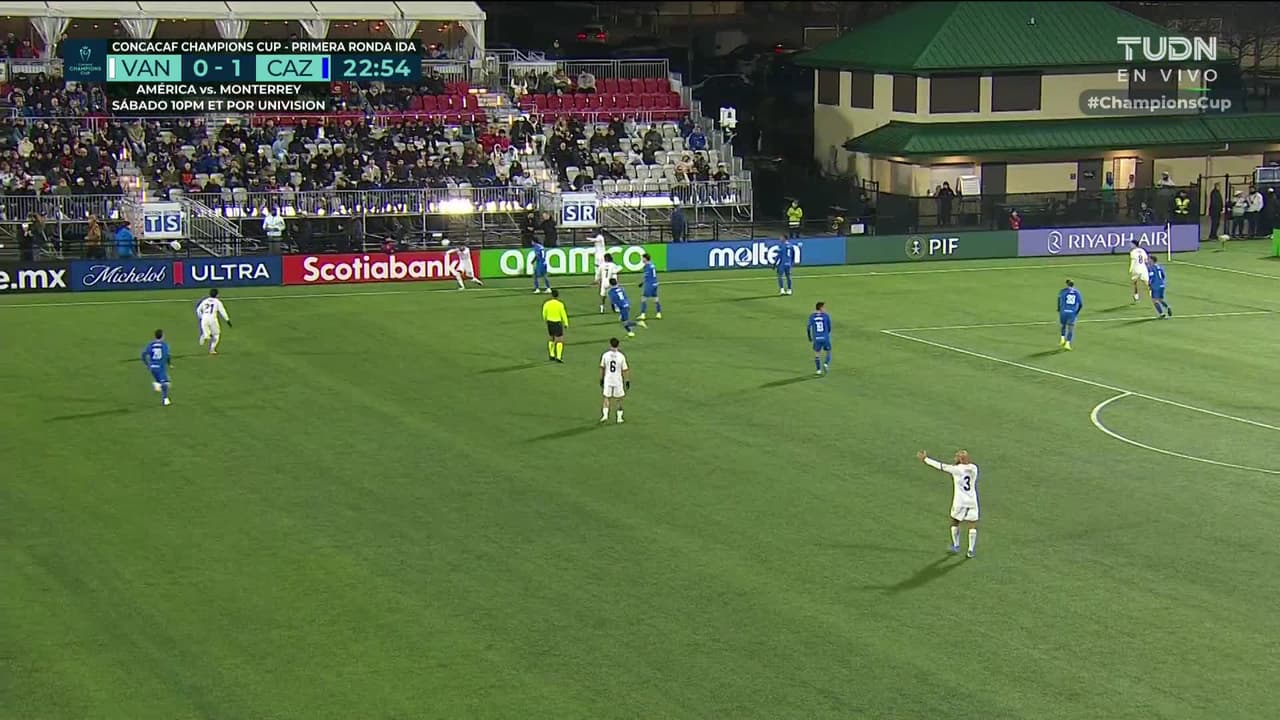 ¡GOL!  anota para Cruz Azul. José Paradela