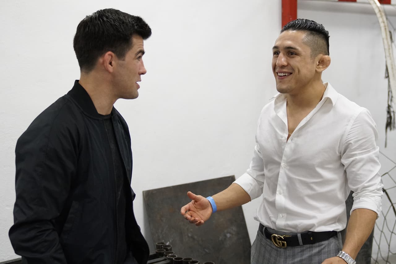 El colorido y la alegría, junto a los rituales y detalles en la intimidad de los atletas, fueron parte del Combate Américas en la fiesta de las artes marciales mixtas.