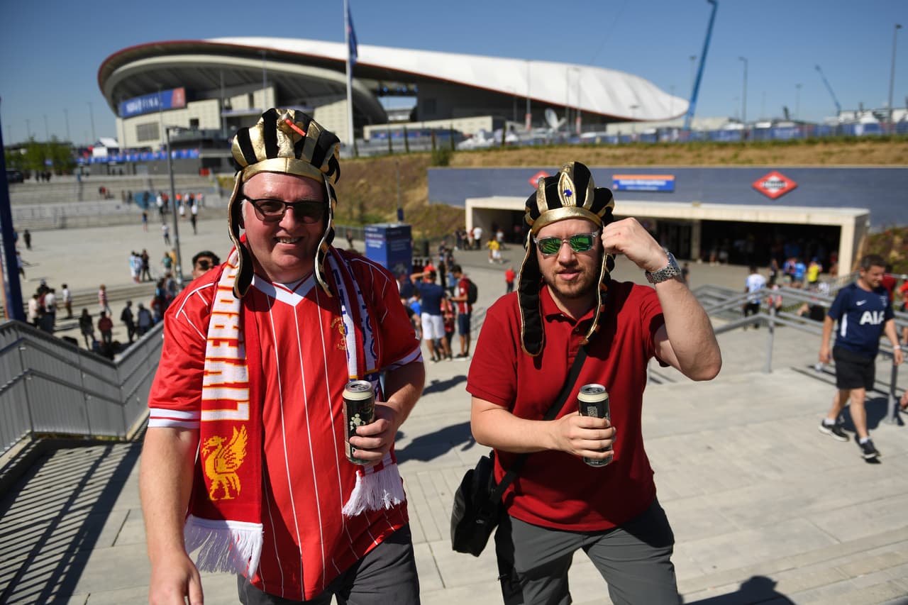 Ilusionados, con el firme deseo de que no se repita la derrota en la Final de hace un año ante el Real Madrid, los aficionados del Liverpool se fueron tomando el Metropolitano desde tempranas horas con sus banderas, playeras y bufandas alusivas al sentimiento de Anfield.