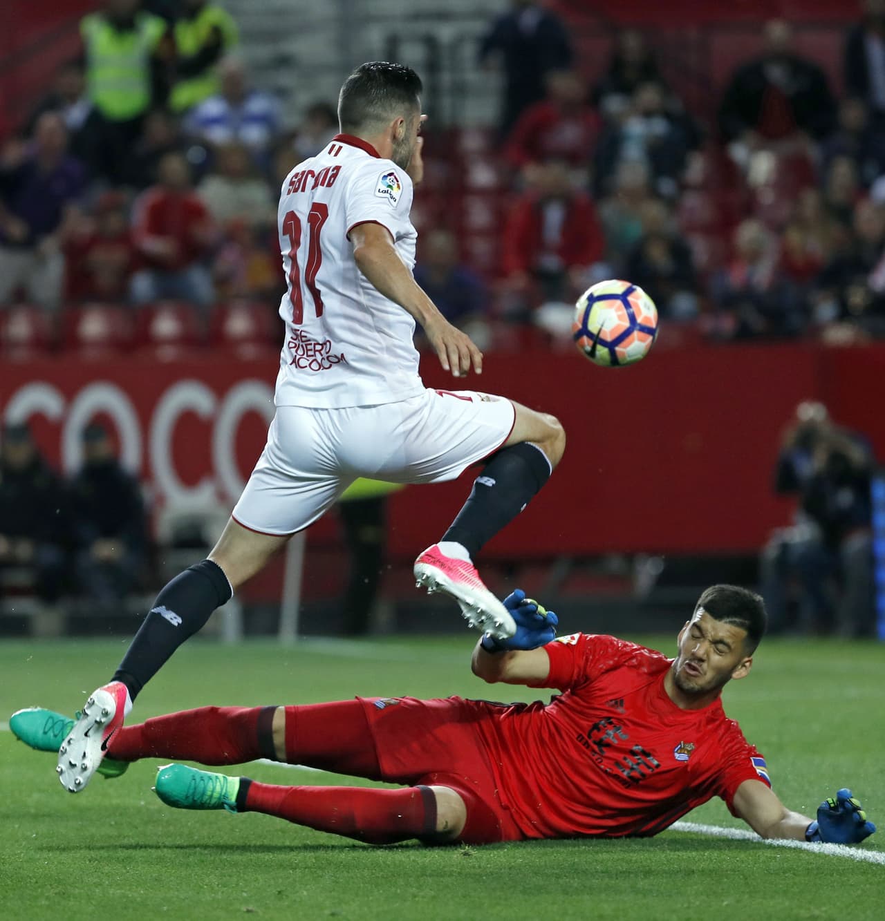 Al minuto 41 llegaría la anotación de Pablo Sarabia que recibió un buen balón que definió con un toque sutil para superar a Rulli.