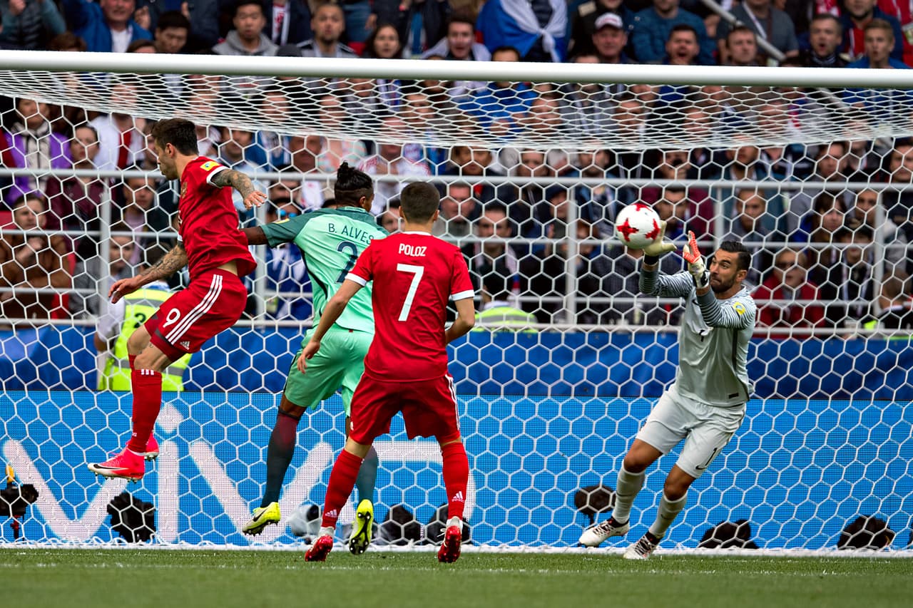 Rui Patrício terminó siendo figura sacando balones de gol a Rusia, que se apoyaba en el empuje de los aficionados locales.