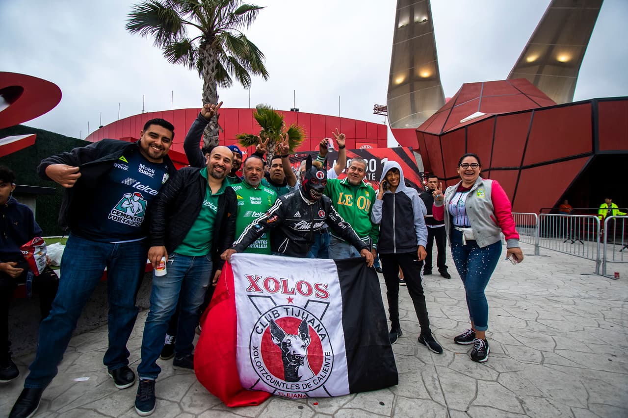 Tremendo ambiente el que se vivió dentro y fuera del Estadio Caliente para presenciar el partido de la Ida de Cuartos de Final entre los Xolos de Tijuana y los Esmeraldas del León. Un marco fantástico para un partido que pintaba muy atractivo.