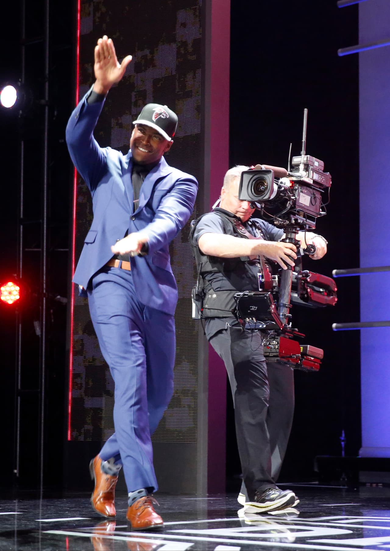 Keanu Neal de Florida caminando sobre el escenario tras haber sido seleccionado por los Atlanta Falcons (17 global).