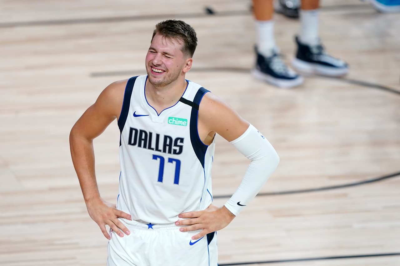 Luka se convirtió en el jugador más joven en la historia de la NBA en anotar más puntos en los dos primeros partidos de playoffs.