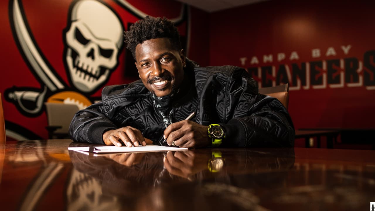 Antonio Brown renovó con los Buccaneers para la temporada 2021