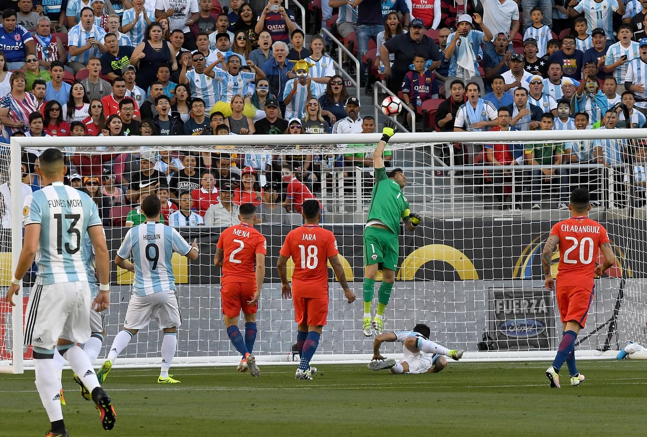 El portero de Chile, Claudio Bravo, salva a su equipo de una anotación.