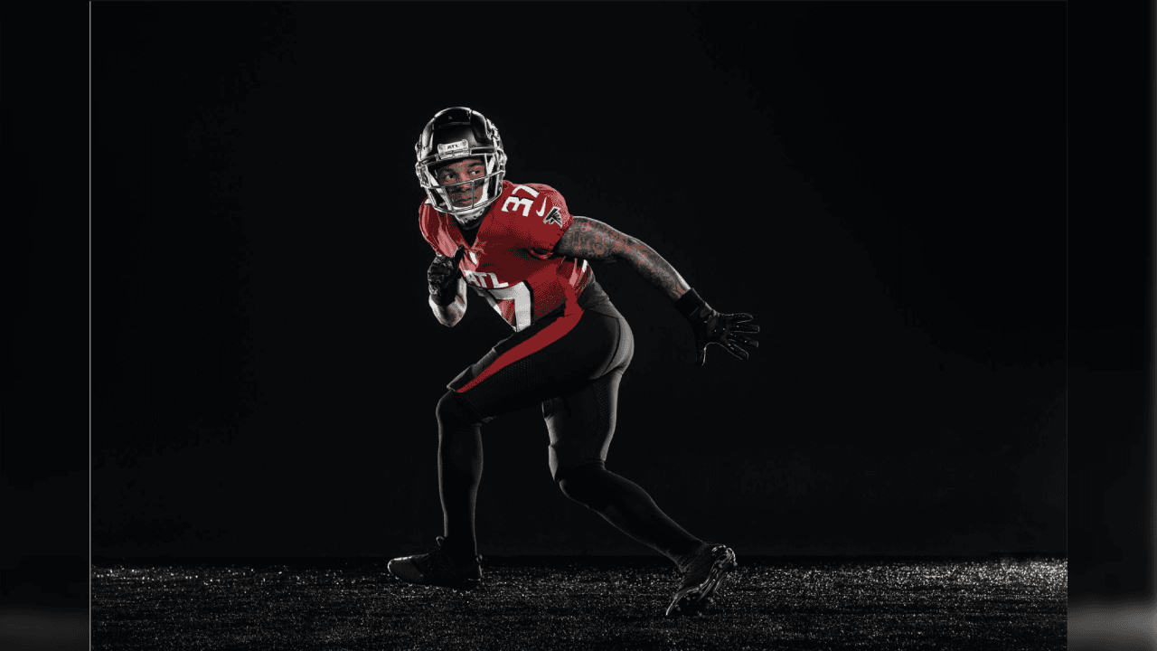 ¡Los Falcons presentan su nueva indumentaria! Con una gran variación en sus uniformes donde se eliminaron líneas en los hombros ahora predominan las tonalidades a un solo color. Así se prepara el equipo de Matt Ryan en la búsqueda de instalarse en otro Super Bowl.