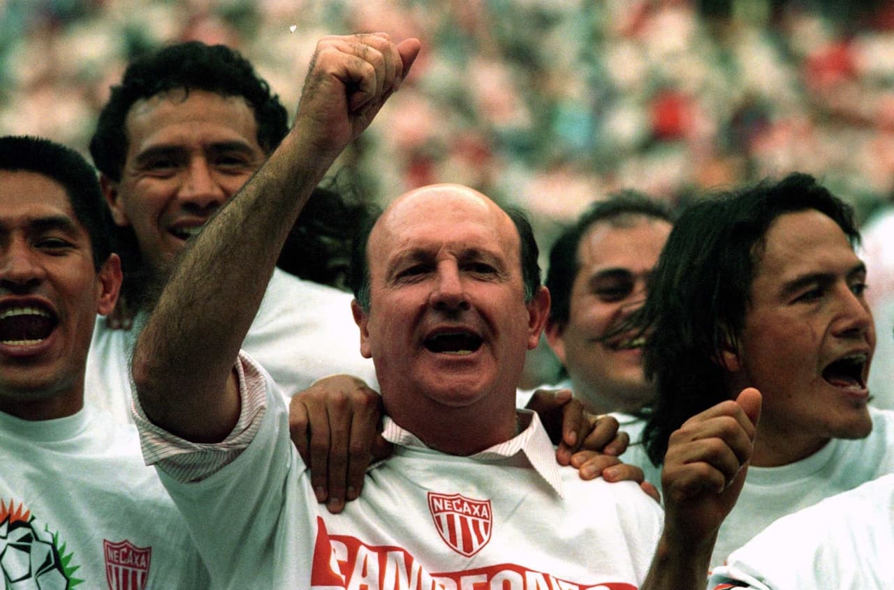 En aquella época, el gol de visitante contaba incluso en la final. El Necaxa sacó un 1-1 del Estadio Miguel Alemán de Celaya y se conformó con un 0-0 en el Estadio Azteca para salir bicampeón.
