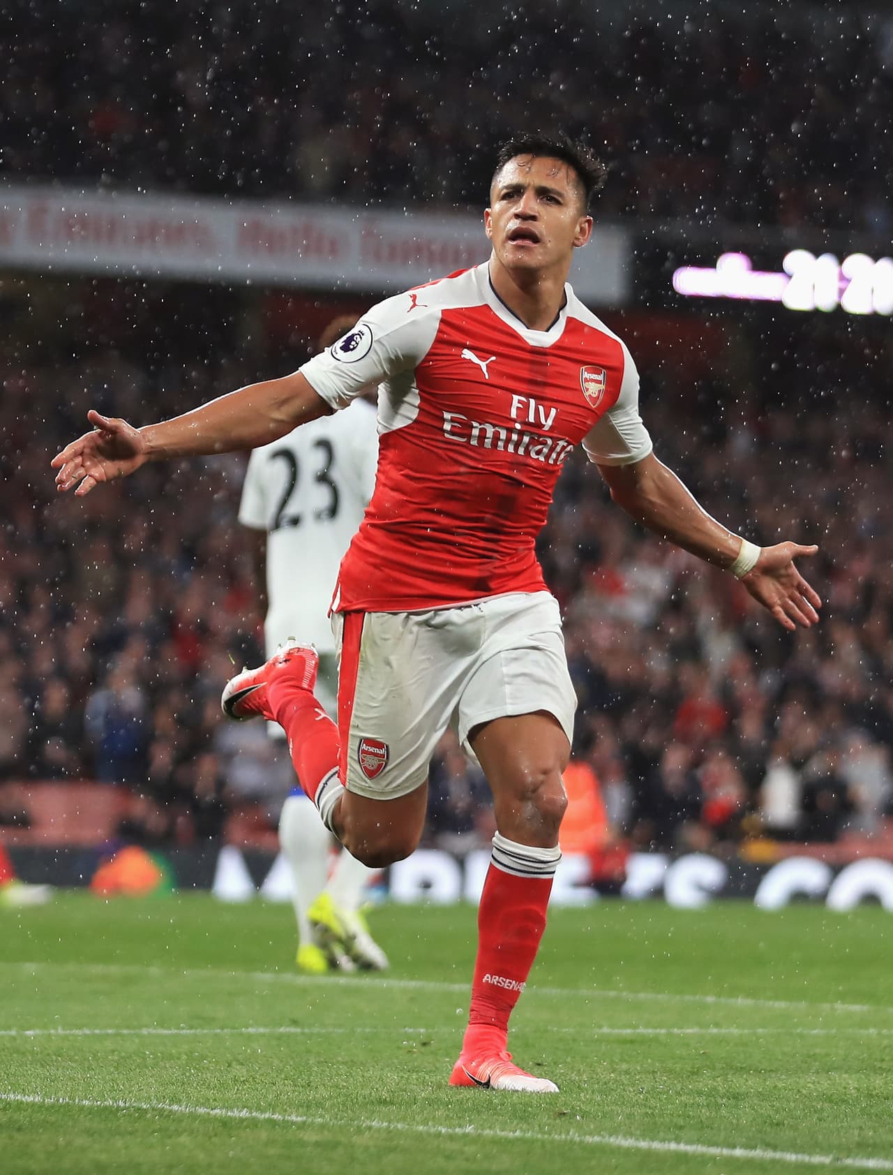 Alexis Sánchez ha participado en 33 goles del Arsenal en la Premier (metió 23 y asistió 10). ¿Cómo podría ausentarse de la Confederaciones?