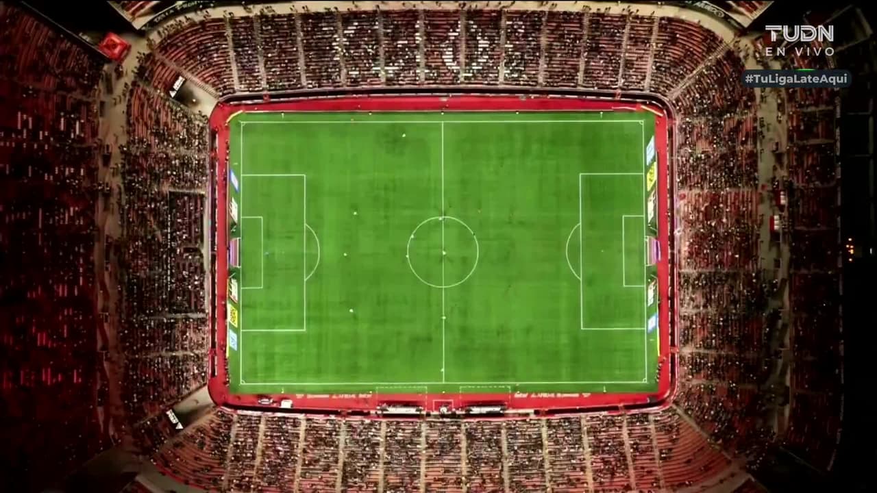 Arranca el partido y la pelota está en juego.