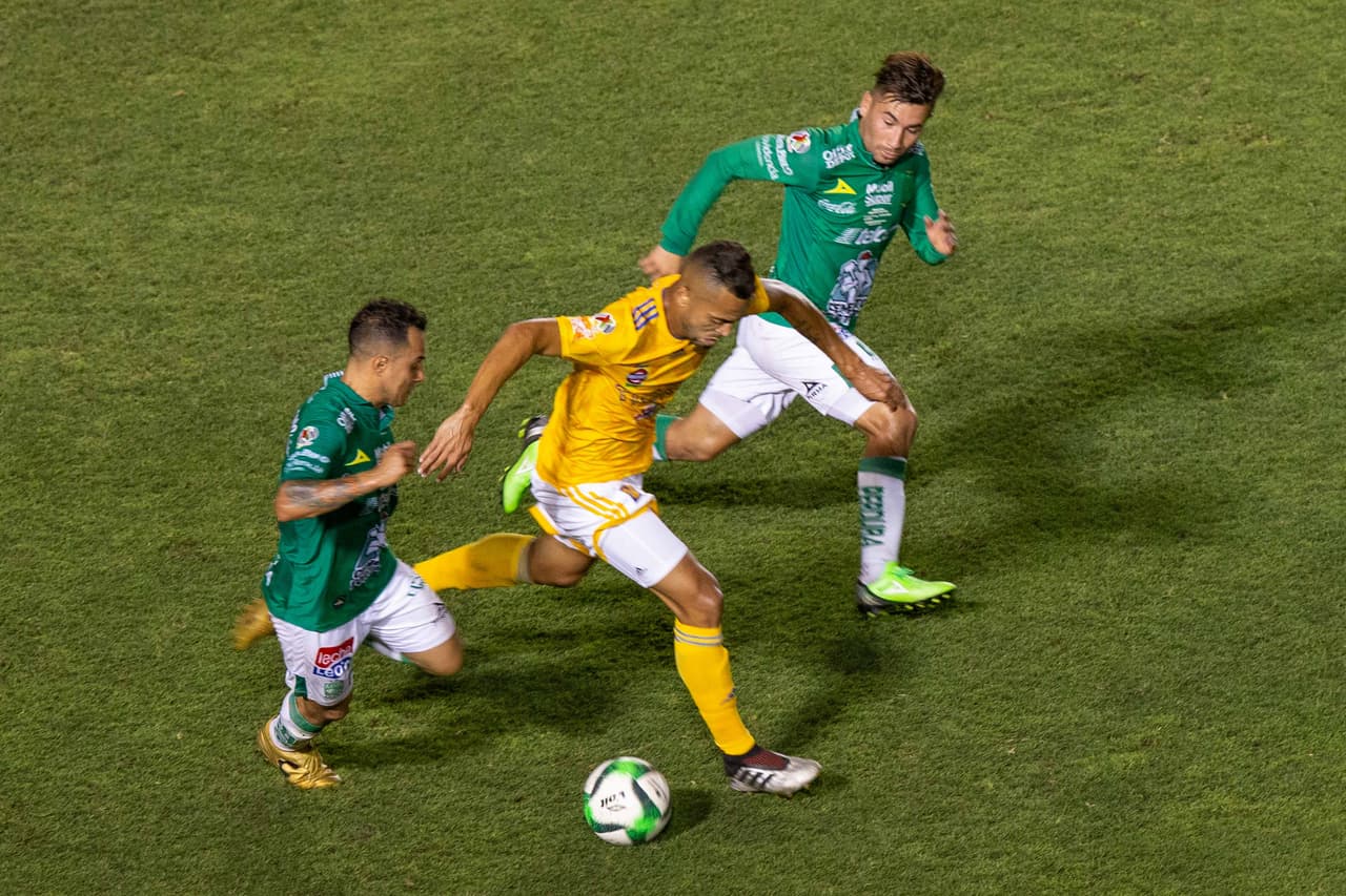 En primer plano Montes, en labores de marca, algo que sabe hacer muy bien aunque no es particularmente su mayor virtud como jugador. En este partido de Vuelta tuvo que apelas a la defensa en gran medida.