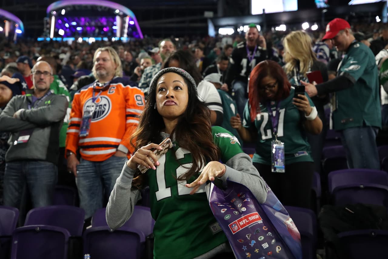 A las mencionadas ausencias de los hinchas del Super Bowl se le suman las gripas reales recurrentes por el clima, lo que hace que las incapacidades tengan mayor fundamento.
