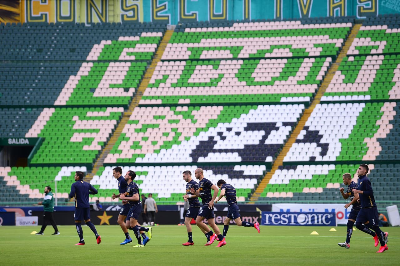 Mientras tanto, en el interior calentaban ambas escuadras con un estadio completamente vacío en las tribunas.