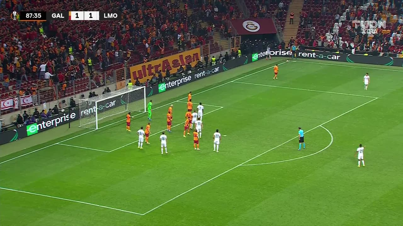 ¡TIRO ATAJADO! disparo por Fedor Smolov.