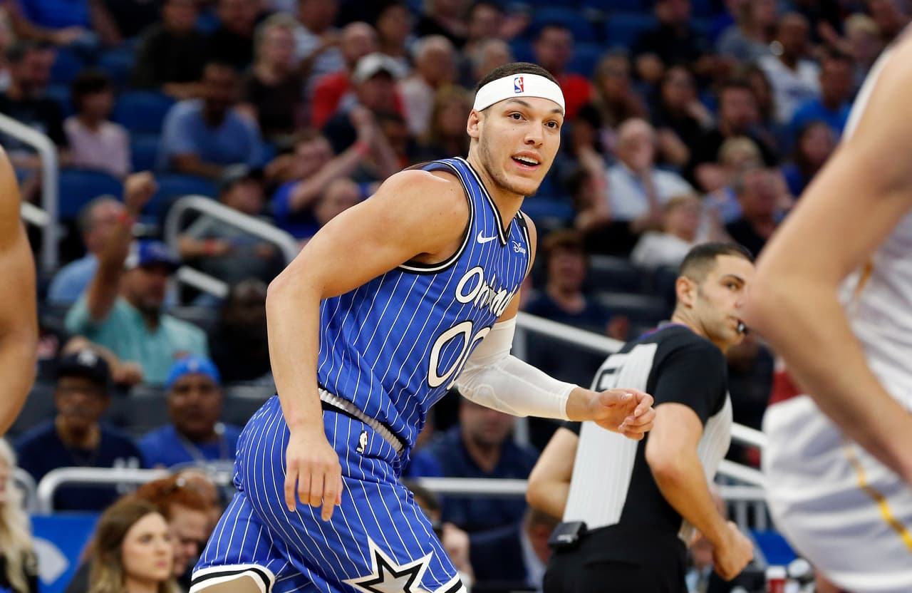 El delantero del Magic Aaron Gordon (00) sonríe por su juegazo al anotar 21 puntos para guiar a su equipo al triunfo. Por Cleveland destacó el novato Colin Sexton con 23 unidades.