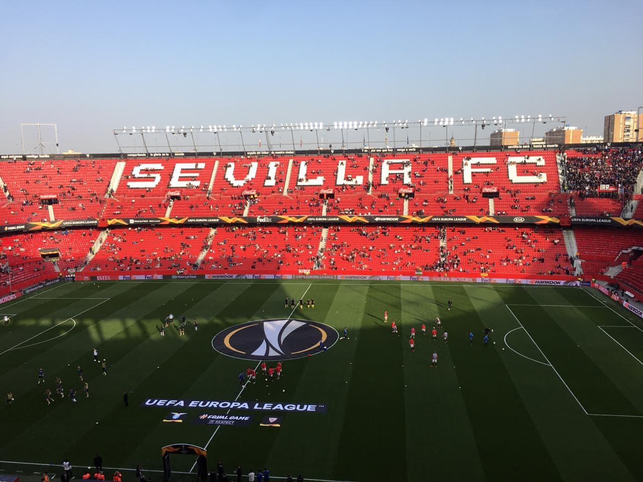 Desde tempranas horas el Ramón Sánchez Pizjuán se fue llenando de color para vivir una jornada especial de la UEFA Europa League entre el Sevilla F.C. y la S.S. Lazio, quienes definirían uno de los clasificados a los octavos de final del torneo continental.