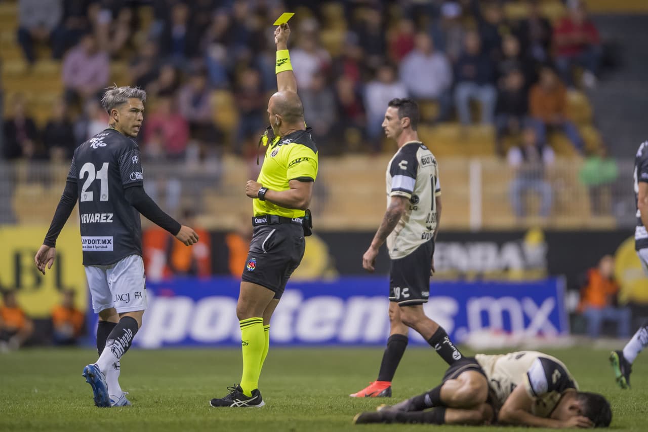 Lo penalizaron con una tarjeta amarilla.