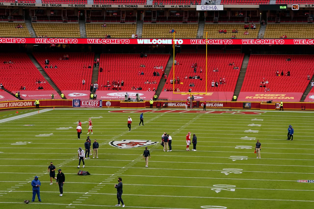Con pocos aficionados dentro y fuera del estadio, ArrowHead está listo para albergar el primer partido de la temporada 2020.