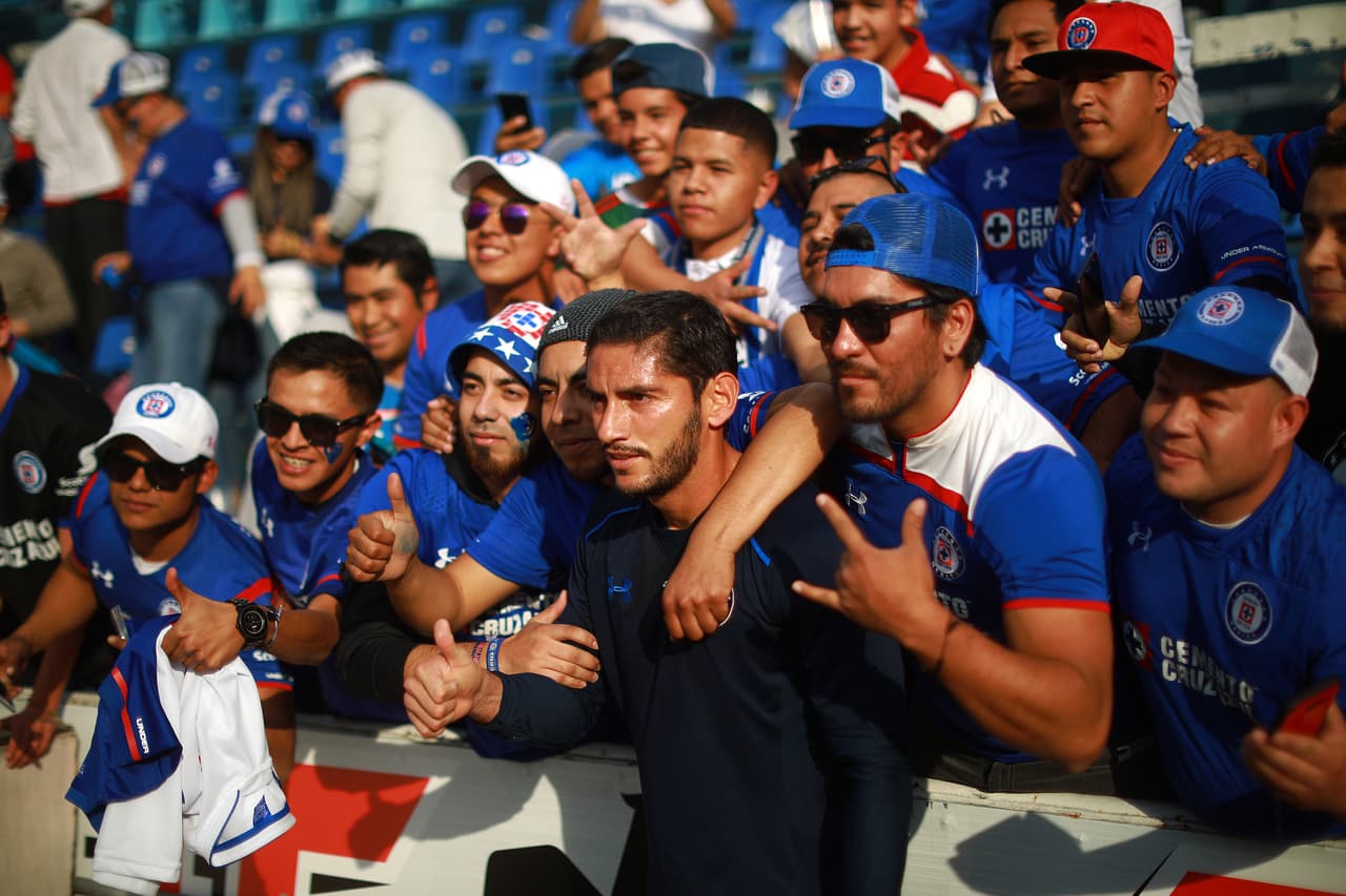 MEXICO CITY, MEXICO - JANUARY 20: Jesus Corona goalkeeper of Cruz Azul poses for pictures with fans prior the 3rd round match between Cruz Azul and Leon as part of the Torneo Clausura 2018 Liga MX at Azul Stadium on January 20, 2018 in Mexico City, Mexico. (Photo by Hector Vivas/Getty Images)