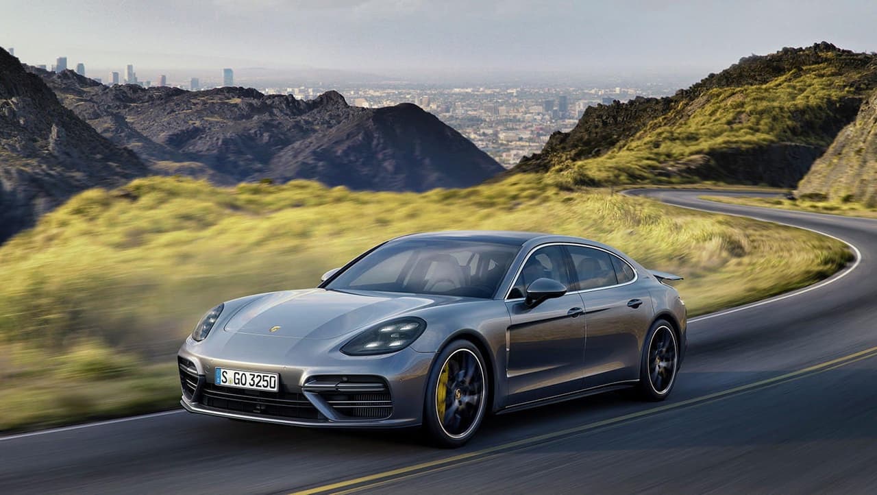 El
<b> </b>Porsche Panamera, un auto deportivo que no deja de ser elegante, tiene un propulsor V8 de 4,8 litros que ofrece una potencia de 550 CV.