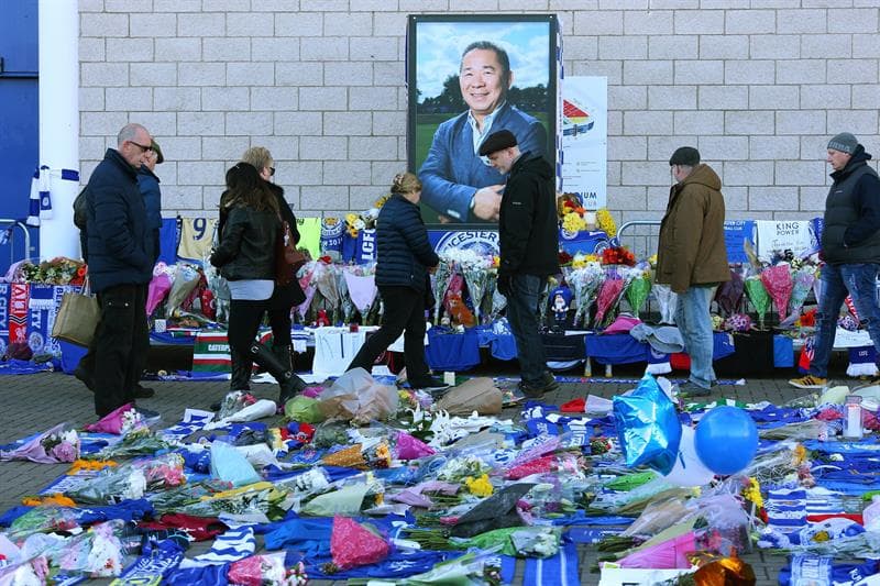 La esposa y el hijo de Vichai Srivaddhanaprabha, propietario del Leicester City, presentaron sus ofrendas junto miles de hinchas del club que se despidieron del hombre que falleció en un accidente de helicóptero de forma trágica.