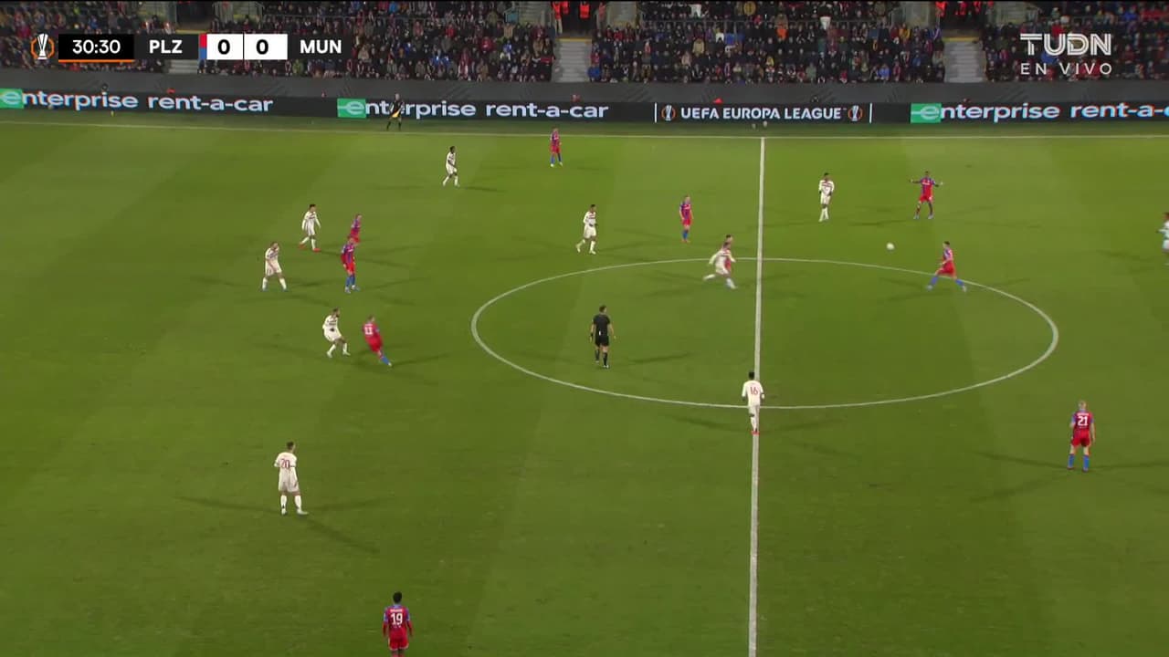 ¡TIRO ATAJADO! disparo por Bruno Fernandes.