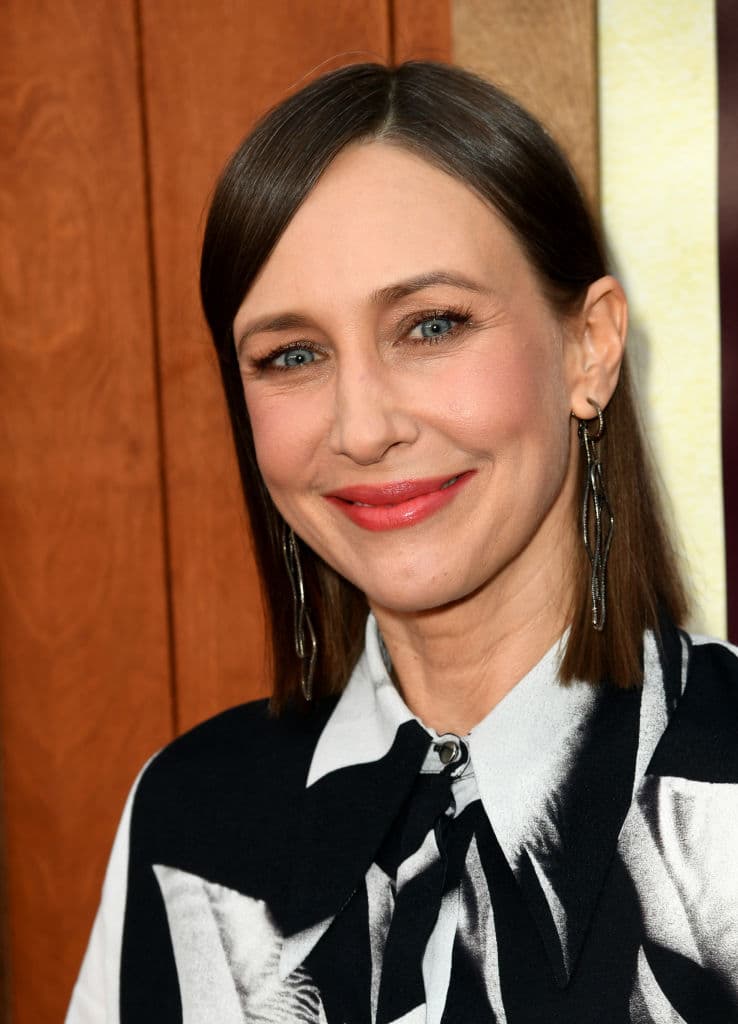 Su matrimonio se tambalea y la mente de Kate se llena de pesadillas, miedos y temores. Para intentar recuperar la normalidad, la pareja se dirige a un orfanato local con la intención de adoptar a un niño. Allí se sienten extrañamente atraídos por Esther, una niña de rostro angelical.
<br>