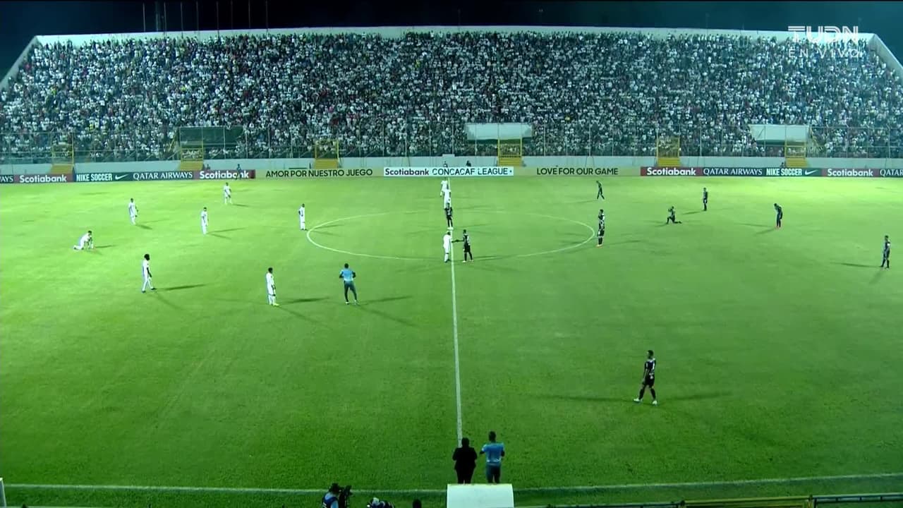 Arranca el partido y la pelota está en juego.