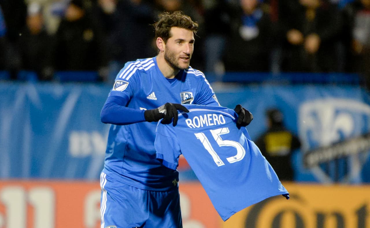 Nacho Piatti mostró la casaca de su compatriota Andrés Romero.