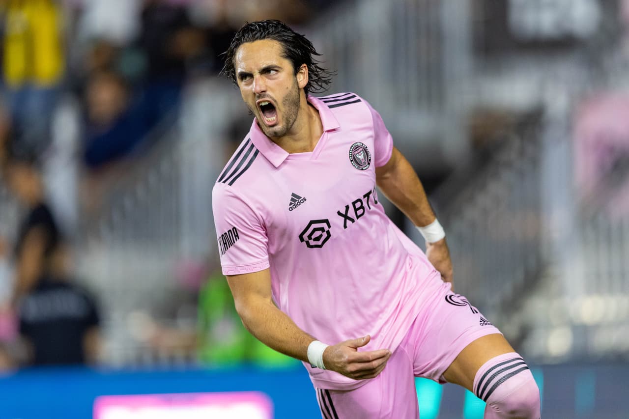 <b>LEONARDO CAMPANA - Delantero</b>
<br>El atacante ecuatoriano llegó a Inter Miami el año pasado, como jugador cedido por el Wolverhampton Wanderers, y durante todo 2022 compitió por un lugar en el XI titular junto al ya retirado Gonzalo Higuaín. Este año fue adquirido de manera permanente por el club de Florida, y ya suma 14 goles y 3 asistencias en 37 encuentros.