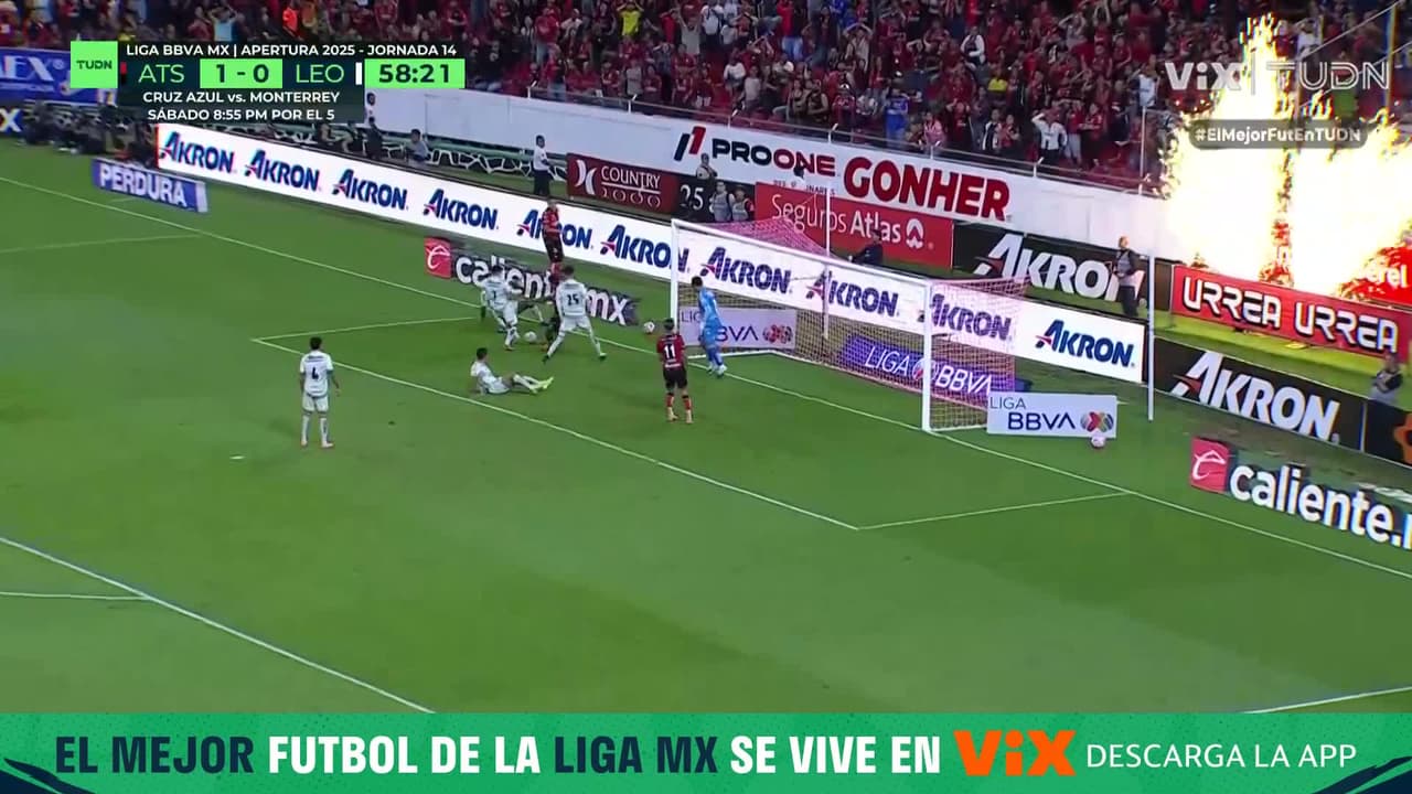 ¡Era el autogol del siglo! La pelota pega en el poste y León se salva de milagro