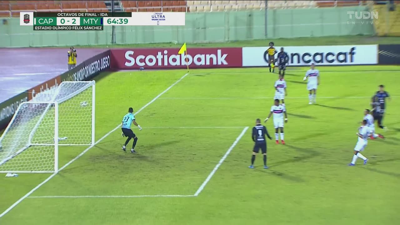 ¡Rayados busca el tercero! Hurtado remata de cabeza y se va desviado