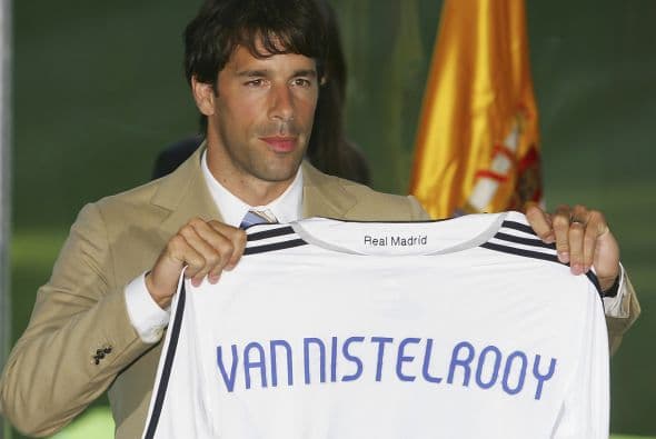 Tras romper su relación con el Real Madrid, el holandés Rud Van Nistelrooy llegó al Real Madrid por 15 millones de euros.