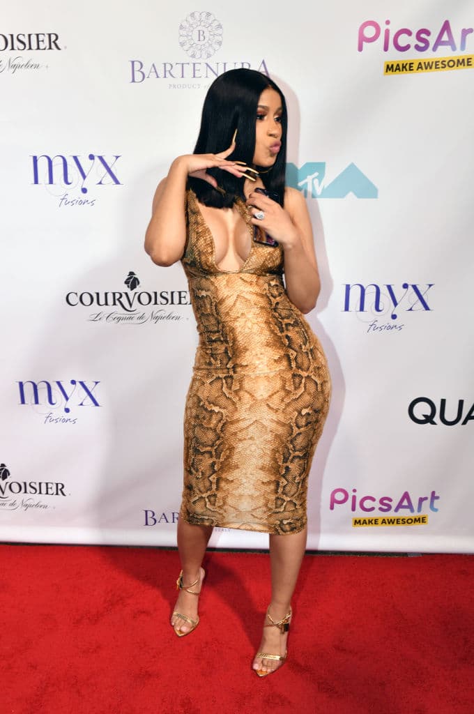 Esta canción no es apta para menores de edad, pues es muy explícita y, desafortunadamente, sigue metiéndola en problemas.