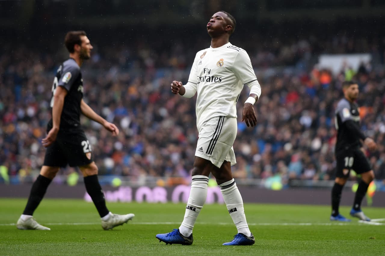 El argentino volvió a confiar en el brasileño Vinicius Jr., quien llevó suficiente peligro al área de los hispalenses apoyado por el buen bloque de mediocampistas que formó.