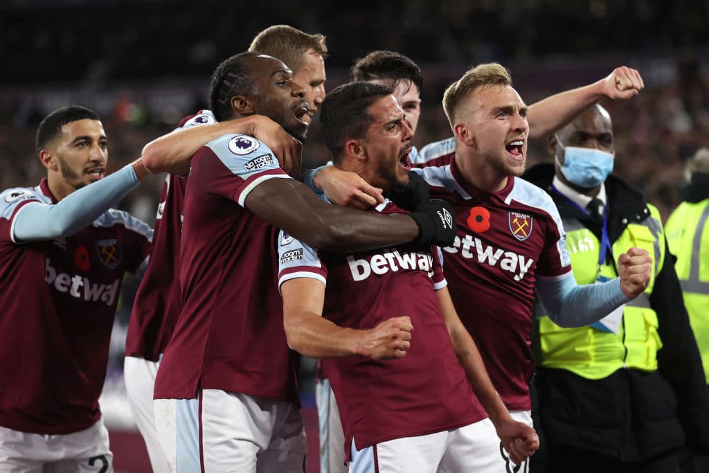 West Ham sorprende al Liverpool y lo derrota 3-2 durante la fecha 11 en la Premier League. Alisson Becker abrio el marcador con gol en contra a los 4' del encuentro, cuando Trent Alexander-Arnold empataba el juego al 41'. Pablo Fornals y Kurt Zouma pusieron arriba a los Hammers y Origi anotó el segundo para los 'Reds'.