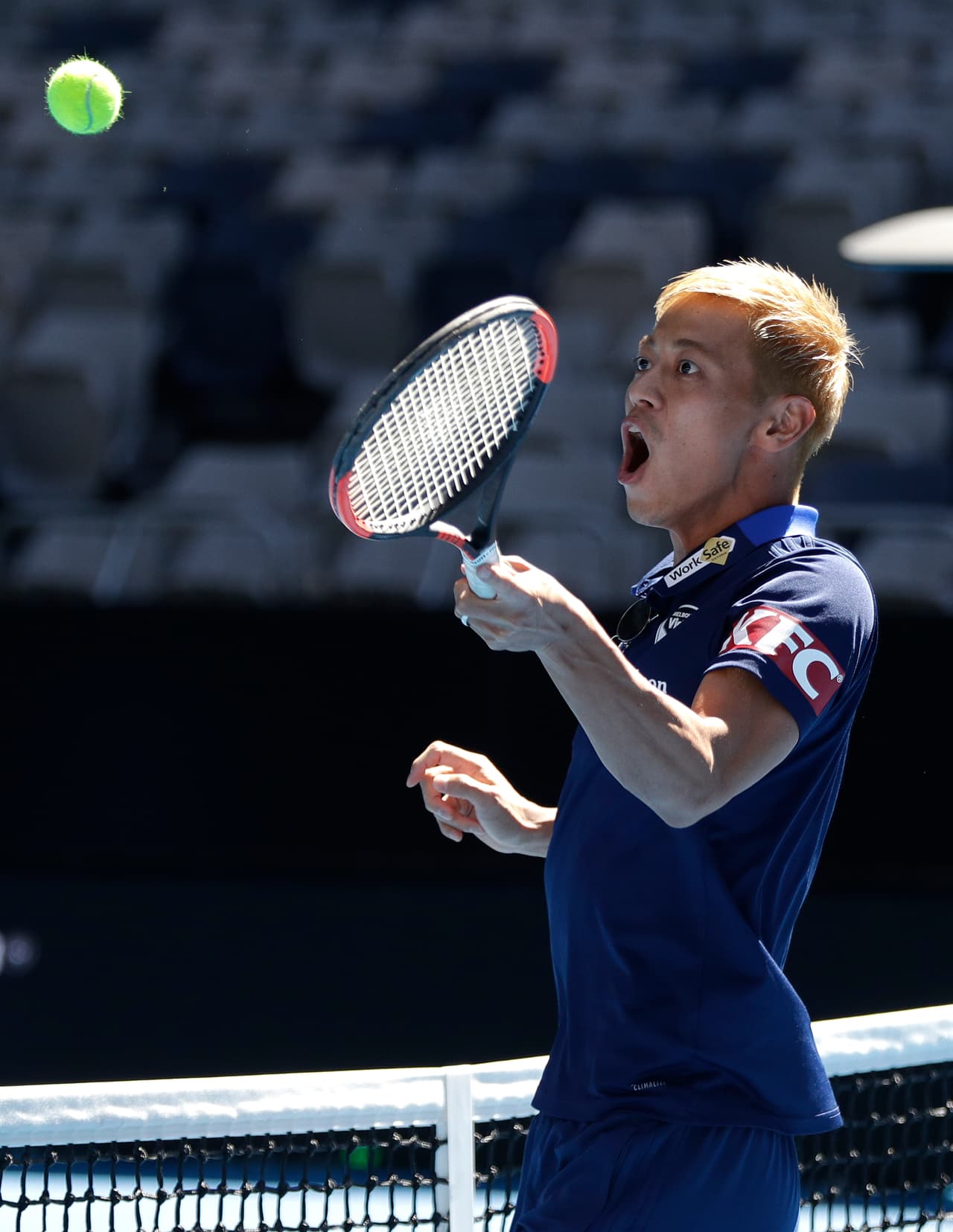 El tenista japonés Kei Nishikori recibió la visita de su compatriota Keisuke Honda (foto), futbolista del Melbourne Victory y exjugador de Pachuca, con el que practicó y compartió previo al comienzo del Australian Open.