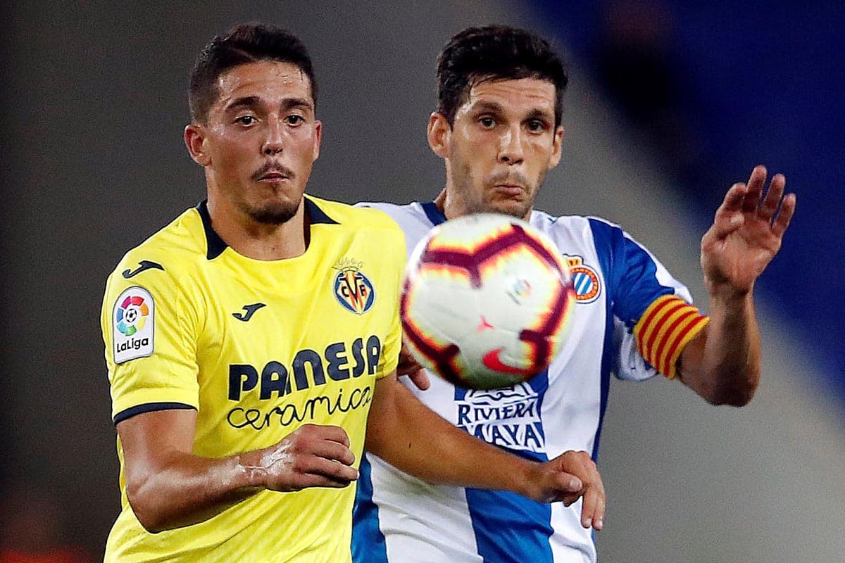 El defensa del Villarreal Javi Lopez (izquierda) lucha por el balón con Fornals (derecha), del Espanyol.
