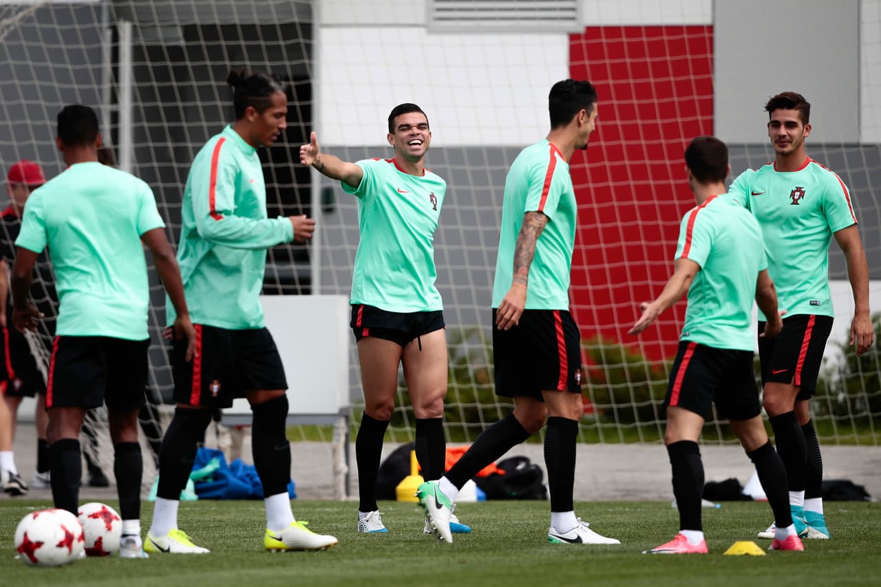 El defensa Pepe (centro) disfruta como líder del equipo en lo que se aproxima a ser uno de sus últimos partidos. El jugador de 34 años sabe que tendrá que abrirle espacio a los talentos jóvenes.