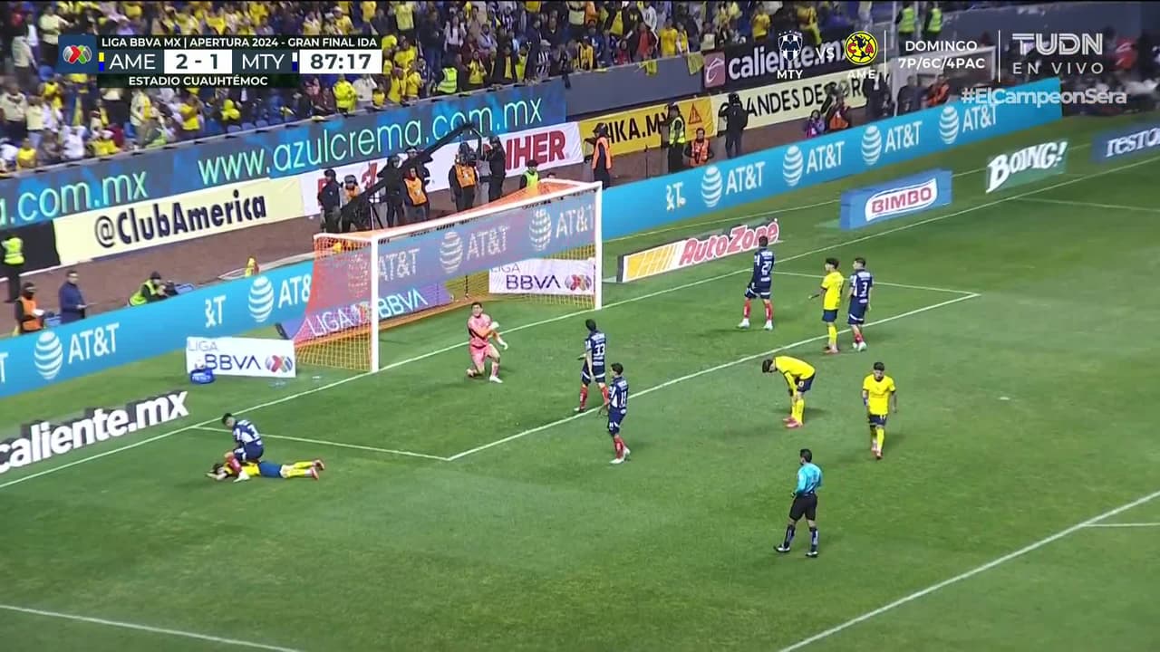 ¡TIRO ATAJADO! disparo por Álvaro Fidalgo.