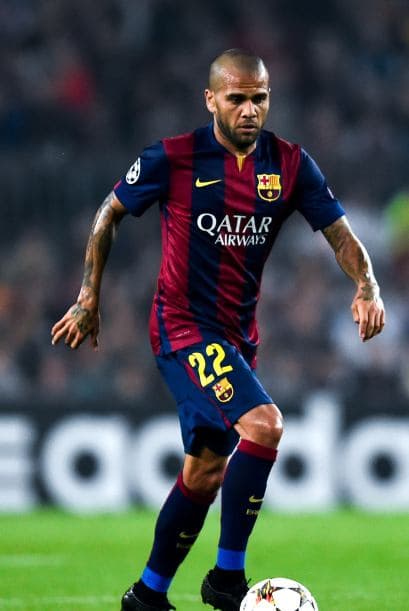 22 DANI ALVES El lateral por derecha del Barcelona es un jugador con vasta experiencia en el torneo y que aún sin tener la mejor de sus temporadas sigue dando muestras de su calidad y desequilibrio con sus desbordes. El brasileño completó siete de los 10 juegos en los que arrancó de titular, perdiéndose solo dos contra el PSG, curiosamente equipo con el que se le relaciona en el futuro. Fue amonestado en seis ocasiones, y aún sin dar asistencias ni marcar goles, su labor por el costado derecho es muy importante para los culés tanto en defensa como en ataque.