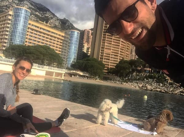El número uno del tenis, el serbio 
<b>NOVAK DJOKOVIC</b>, pasa parte de su tiempo libre con su familia, la cual incluye a sus dos perritos.