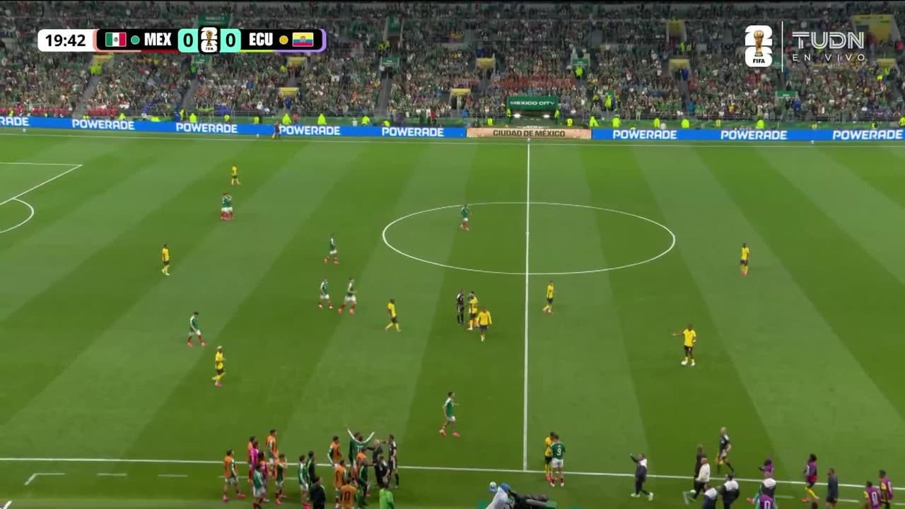 ¡Pacho avienta contra las cámaras a Raúl Jiménez y saltan las bancas en bronca!