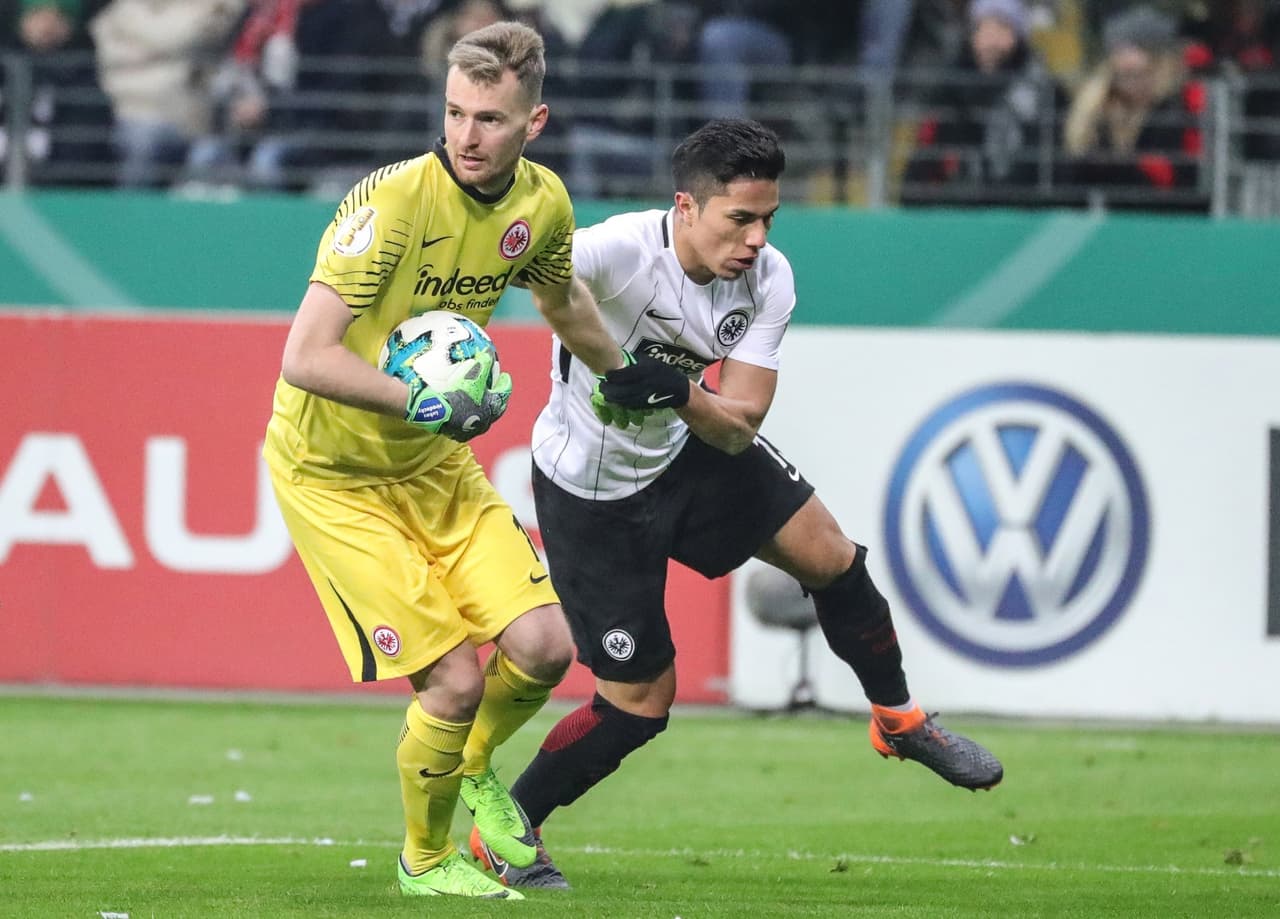 Ante Rebic, Alexander Hack –en contra– y Omar Mascarell fueron los autores de los goles en este triunfo, en el que Carlos Salcedo fue titular y Marco Fabián jugó los últimos 23 minutos.