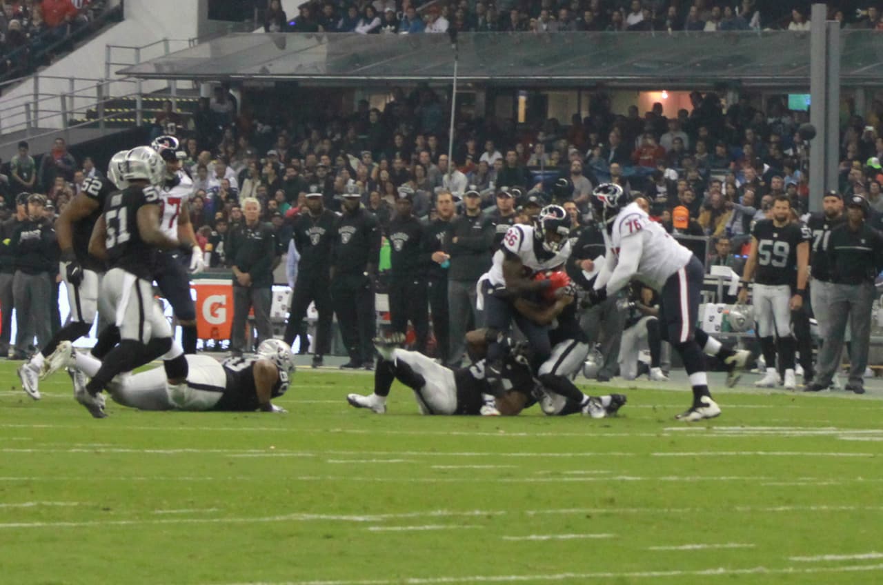 Te presentamos las mejores imágenes que nos dejó el juego entre Raiders y Texans en la cancha del estadio Azteca de la ciudad de México.