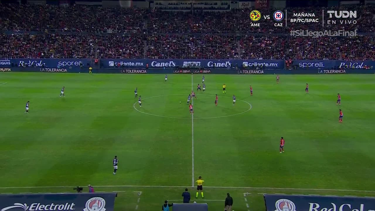Arranca el partido y la pelota está en juego.